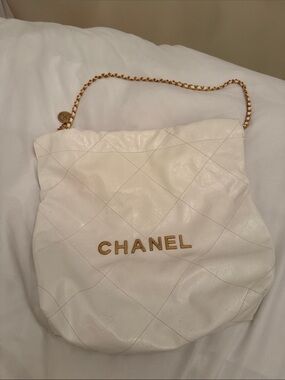 CHANEL White Quilted Leather Shoulder Bag with Gold Chain Accent